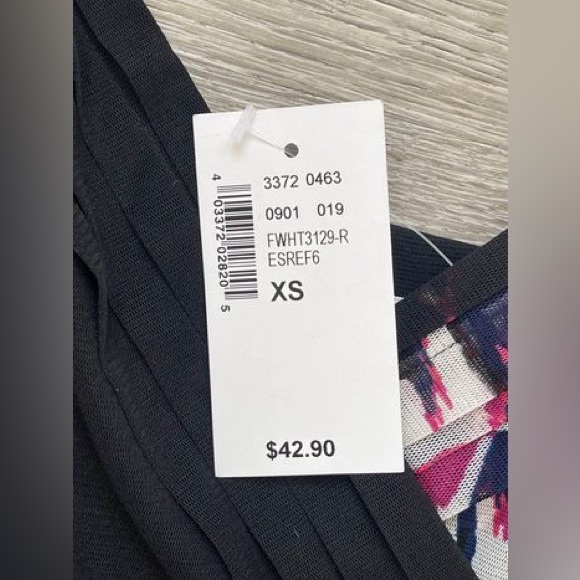 *NEW* Ricki’s Tank/Top - Picture 3 of 3